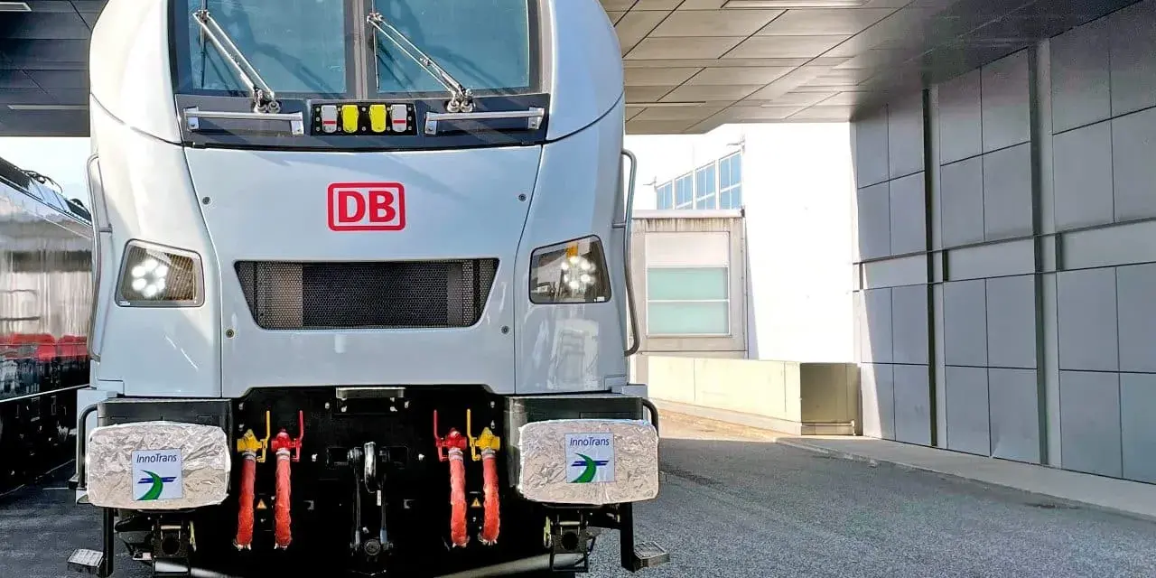 Przód białego pociągu ICE 4 z logo DB, pod zadaszeniem.