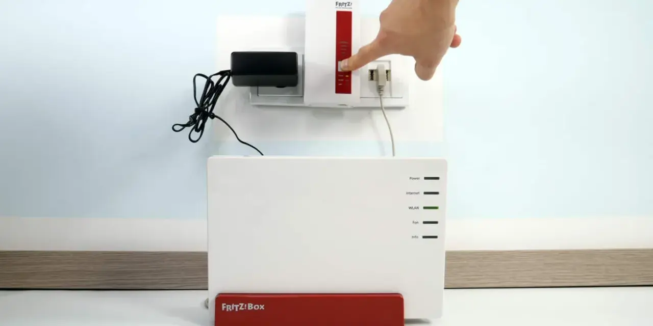 Finger drückt Knopf am Fritz!Repeater, um das **wifi repeater einrichten** zu starten. Fritz!Box steht daneben.