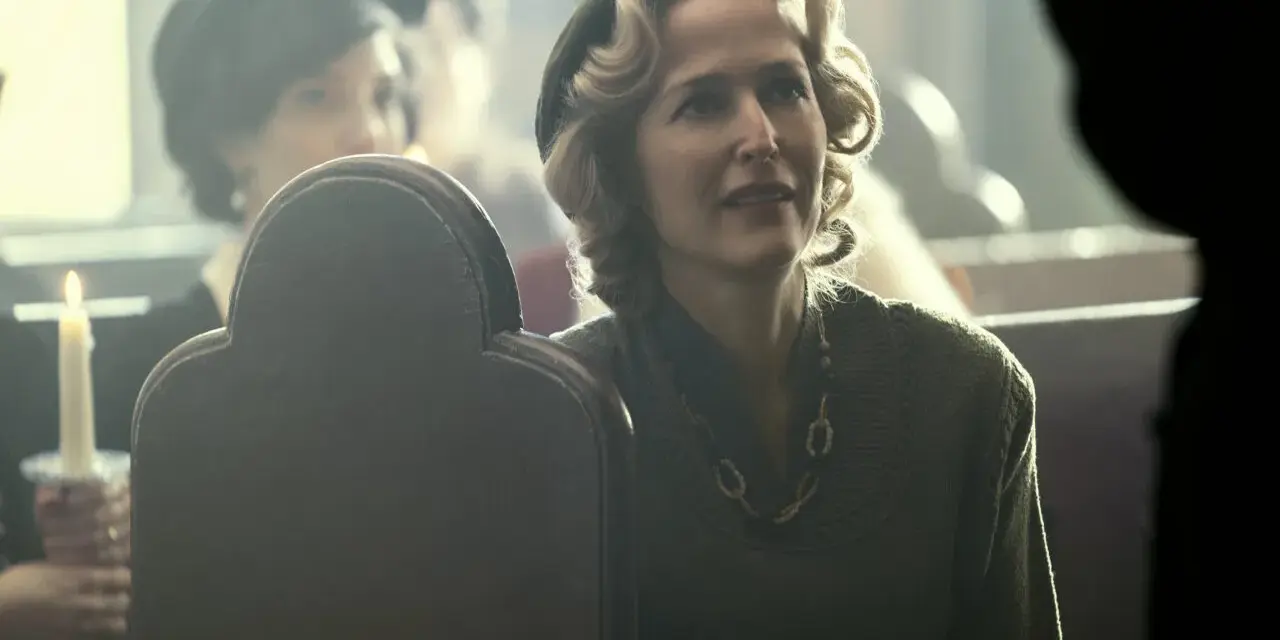 Gillian Anderson w retro stylizacji, przypominającej jej role w filmach i serialach.