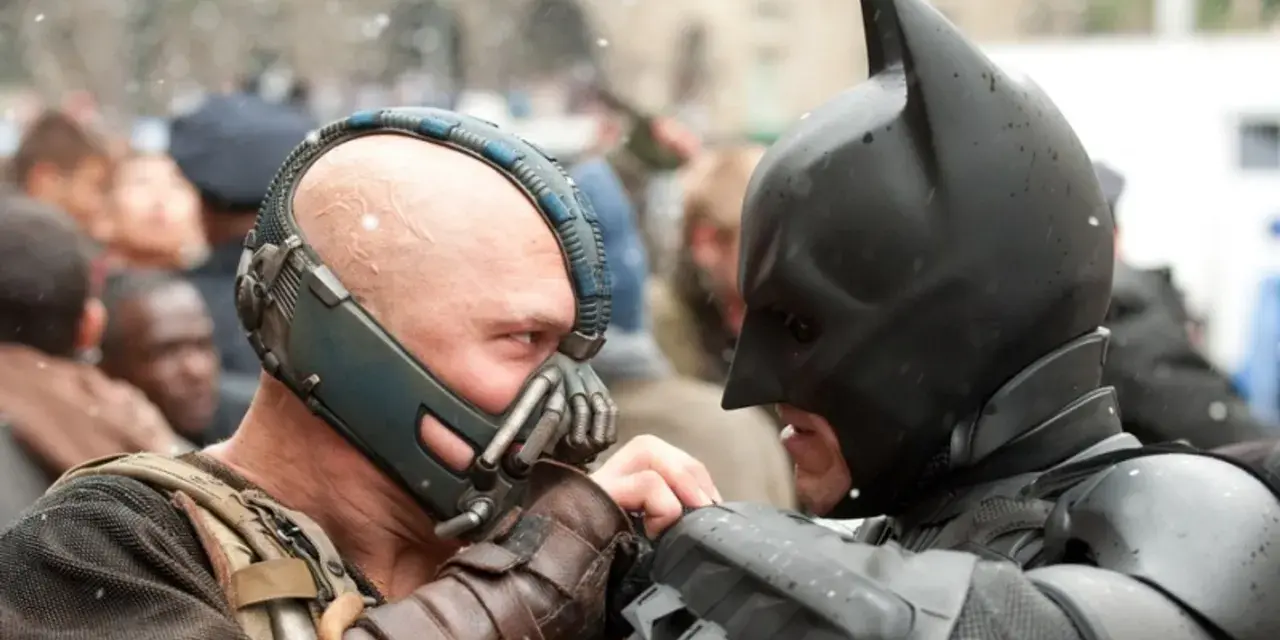 Batman (Robert Pattinson) i Bane (Tom Hardy) w scenie walki. Batman 2022 obsada w akcji.