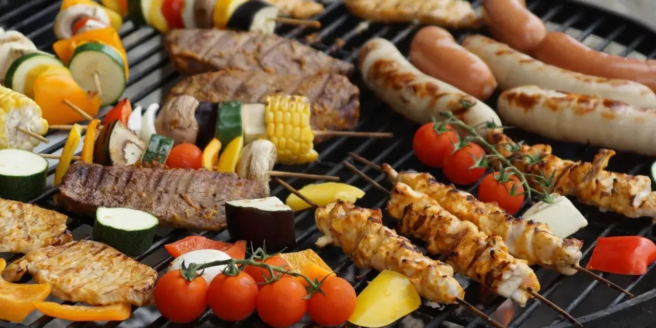 Potrawy na grillu: Przepisy, marynaty i triki na udaną ucztę