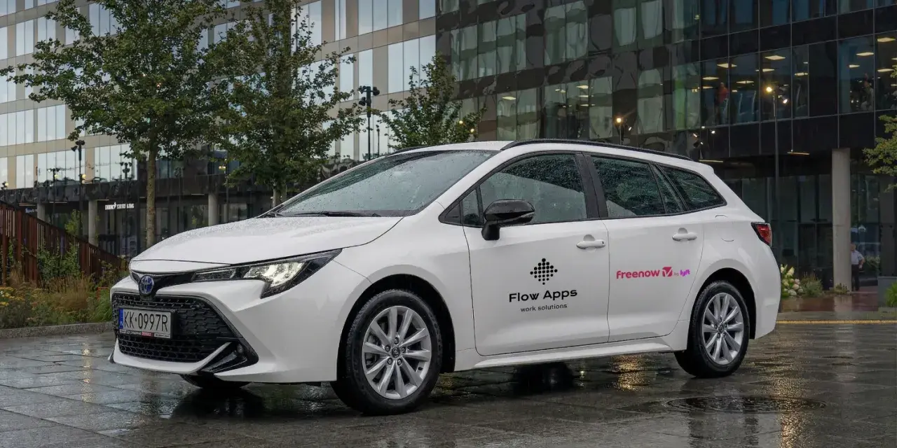 Białe kombi z logo FreeNow i Lyft, gotowe do jazdy z prowizją free now.