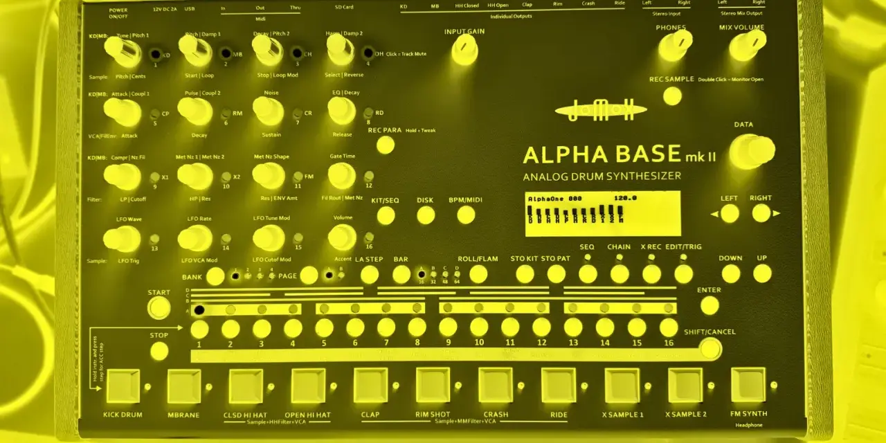 Jollox Alpha Base mk II, ein analoger Drum Synthesizer, der wie ein hochwertiges Drum Machine VST aussieht und klingt.