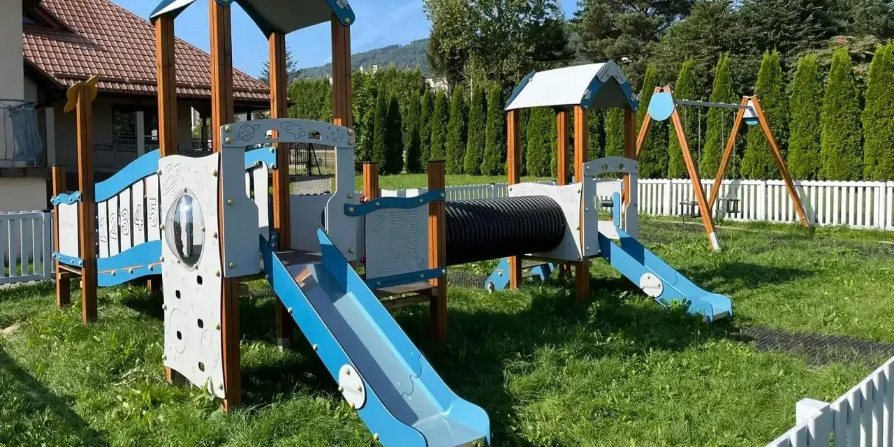 Kolorowy plac zabaw z tunelem i zjeżdżalniami. Czy taki plac zabaw wymaga pozwolenia na budowę?