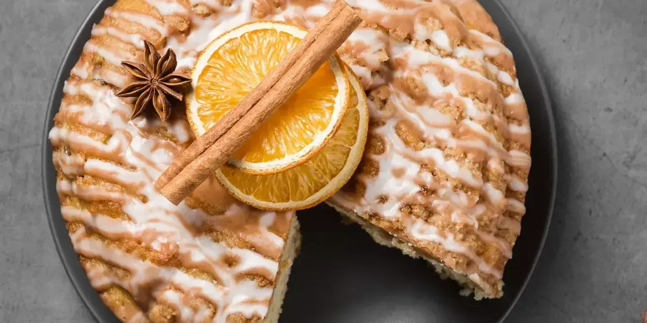 Pyszne ciasto cynamonowe z lukrem, pomarańczą i anyżem. Idealne na jesienne popołudnie.