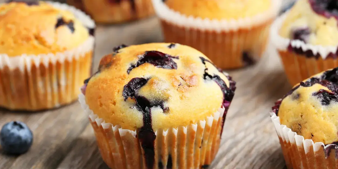 Saftige Blaubeermuffins, perfekt für ein schnelles Blaubeermuffins Rezept. Frisch gebacken und voller Beeren.