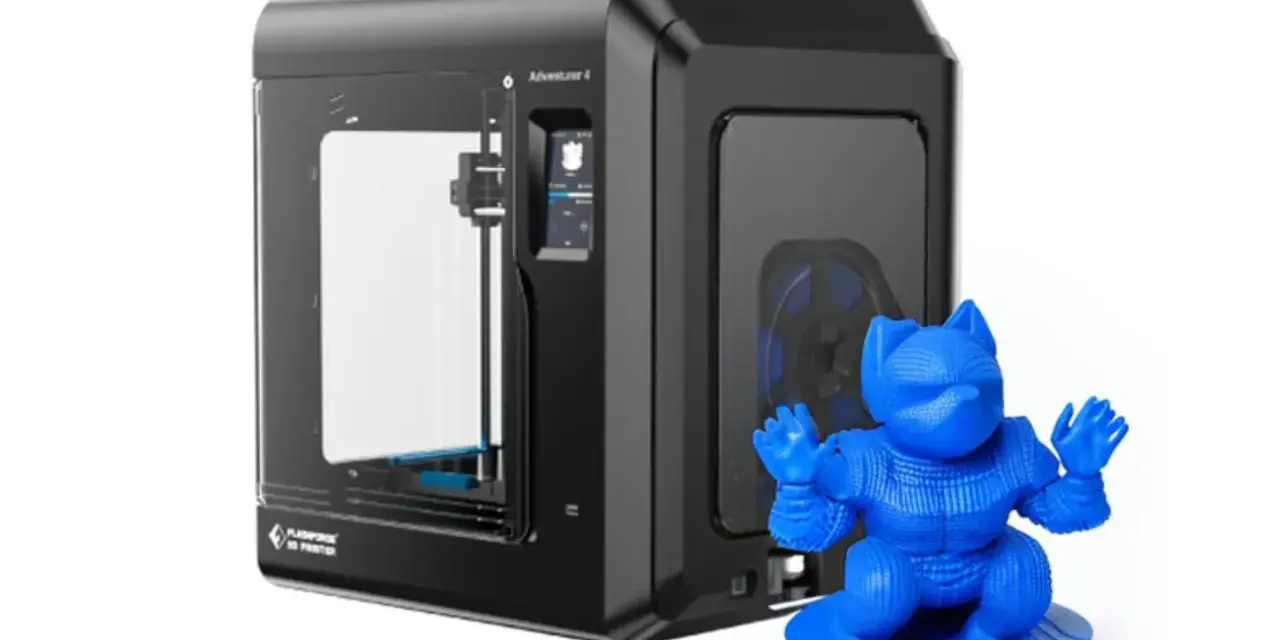 Drukarka 3D Flashforge Adventurer 4 wykorzystująca technologię FDM tworzy niebieską figurkę postaci.