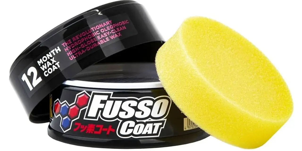 En burk med Fusso Coat 12 Month Wax Coat och en gul applikatorsvamp. Ger en revolutionerande, hydrofobisk och hållbar glans.