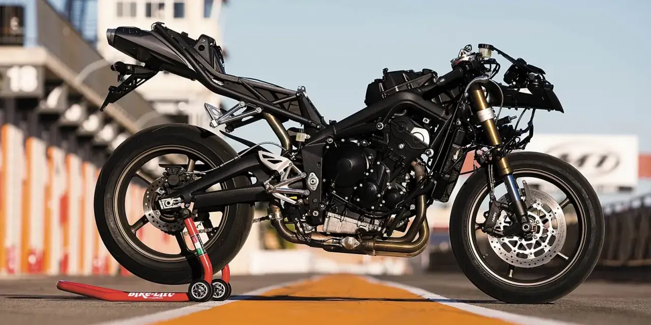 Motocykl Triumph Daytona 675 bez owiewek na torze wyścigowym. Dane techniczne tego sportowego jednośladu są imponujące.