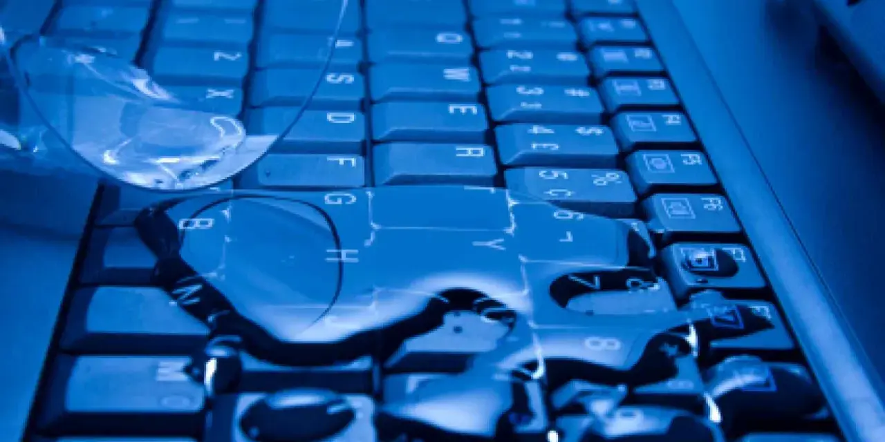 Zalany laptop? Oto co zrobić, aby uniknąć kosztownych napraw