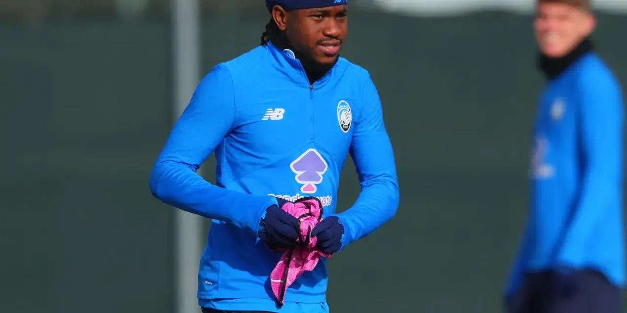Jugador del Atlético de Madrid, con gorro y camiseta azul, prepara su entrenamiento. Un fichaje bomba para la liga.
