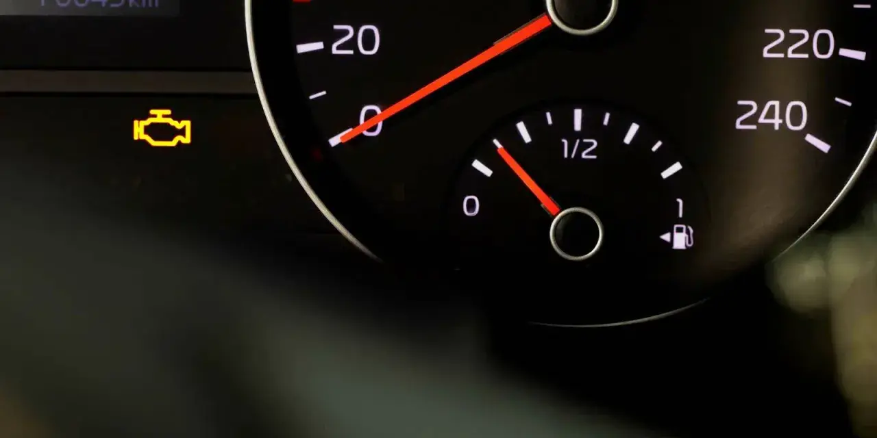 Gelbe vw motorkontrollleuchte leuchtet auf dem Armaturenbrett neben dem Kilometerstand von 70045 km.