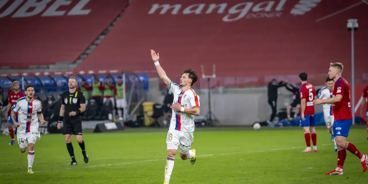 Piłkarz w białej koszulce z numerem 18 świętuje bramkę w meczu Górnik Zabrze – Raków Częstochowa.