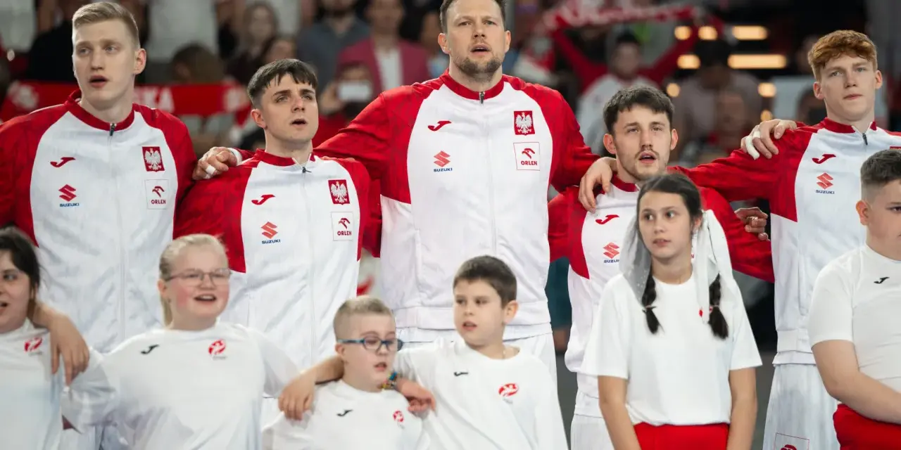Drużyna Polski w piłce ręcznej, w tym młodzi fani, gotowa na mistrzostwa.