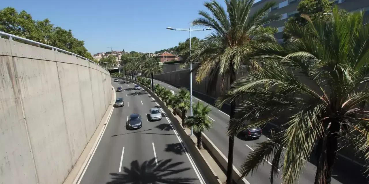 Droga dojazdowa do barcelona lotnisko z palmami i samochodami.
