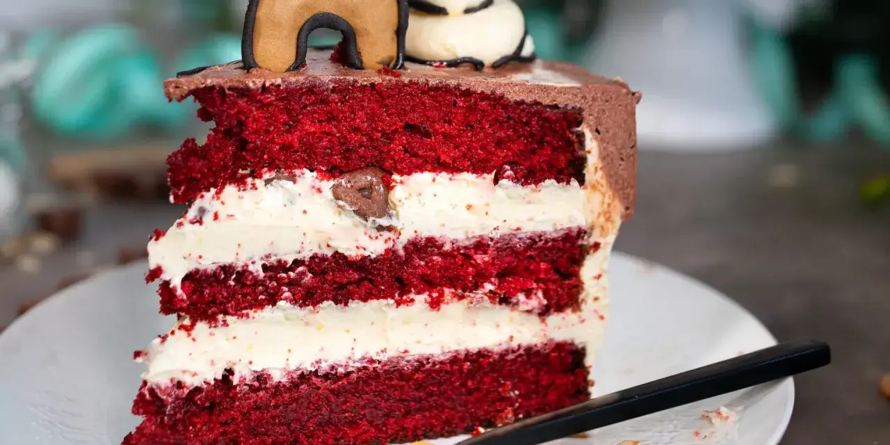 Ein Stück saftiger Red Velvet Cake mit cremiger Füllung, perfekt für das red velvet cake rezept original.