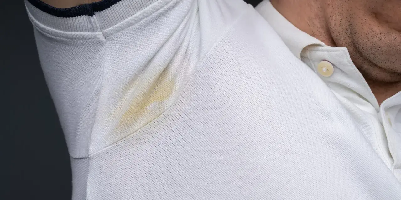 Żółte plamy pod pachami na białej bluzce polo. Dowiedz się, jak sprać żółte plamy z białej bluzki, by znów wyglądała jak nowa.