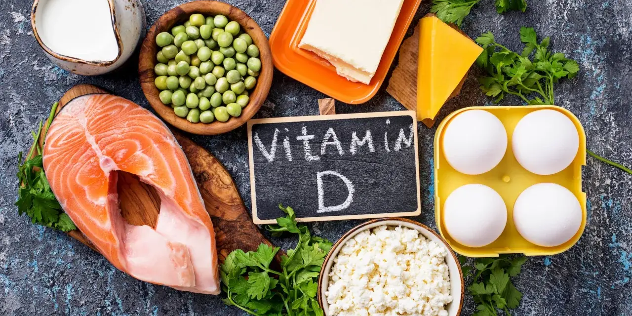 Lax, ägg, ost, smör, mjölk, ärter och persilja. Dessa livsmedel kan hjälpa mot vitamin d brist symtom.