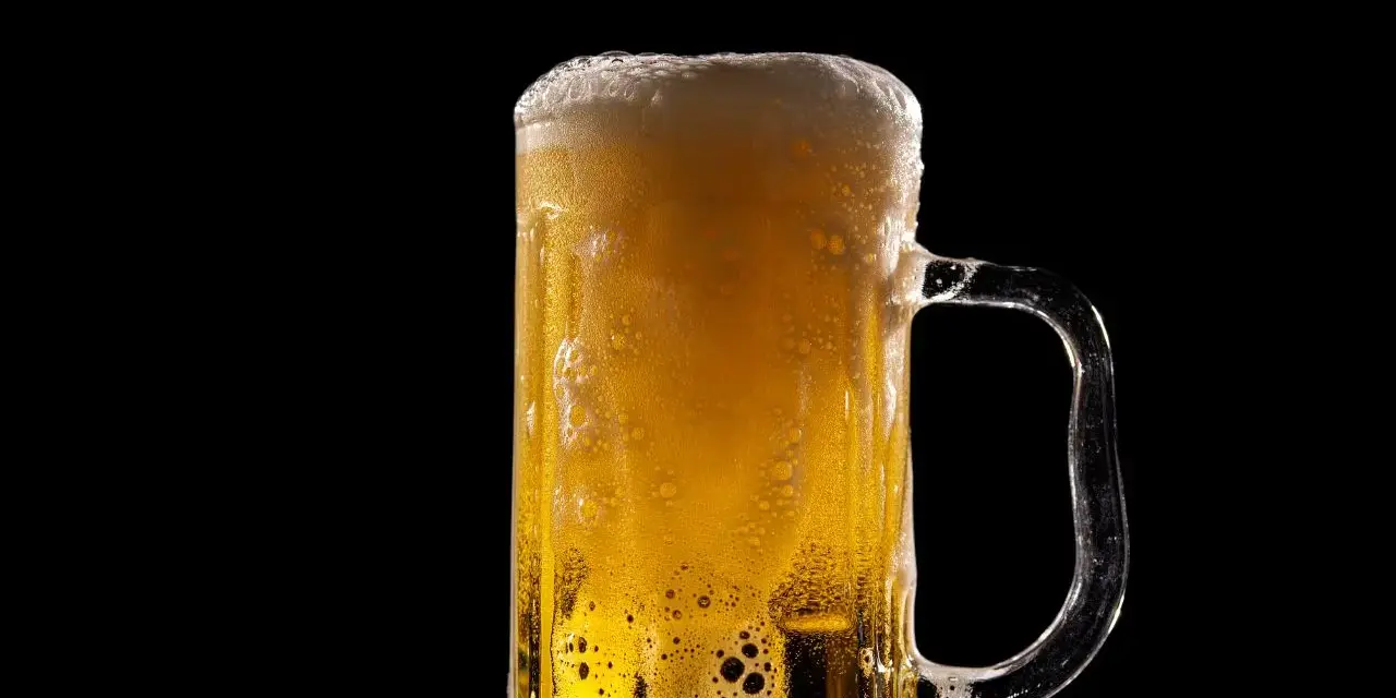 Piwo nawadnia czy odwadnia? Fakty i mity o alkoholu i płynach