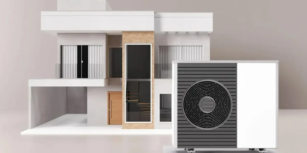 Moderna casa con pompa di calore nel sottotetto, pronta per un comfort efficiente.