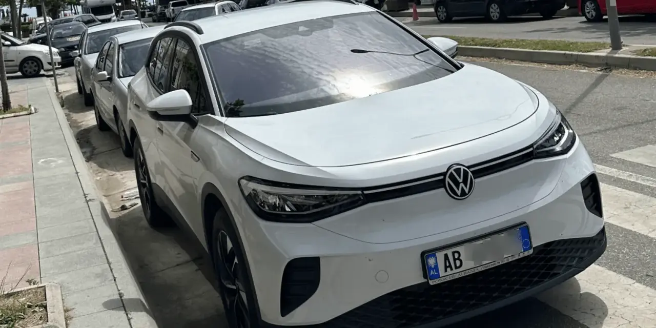 Weißer VW ID.4 mit albanischem Kennzeichen, bereit für seine nächste Fahrt als Taxi in Albanien.
