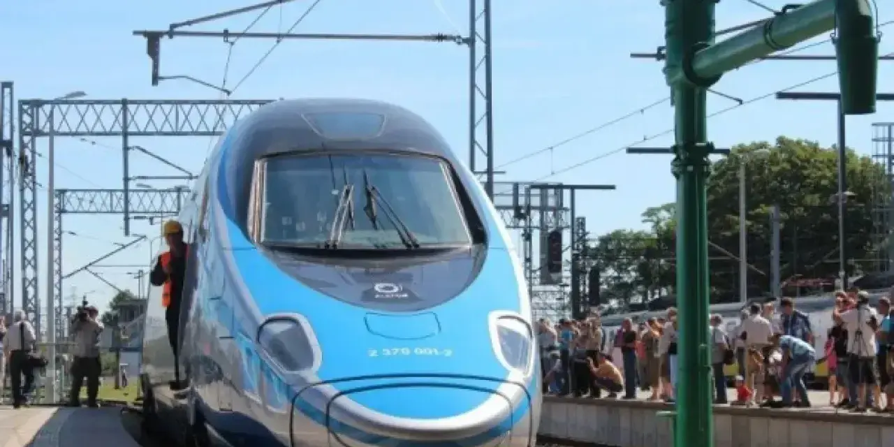 Błękitno-szary pociąg Pendolino z oznaczeniem 2 370 001-2 stoi na stacji, a wokół zgromadził się tłum ludzi.