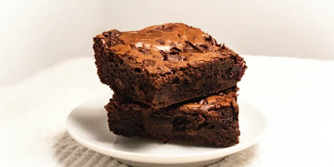 Dwa wilgotne brownie z kawałkami czekolady, idealne na prosty przepis.