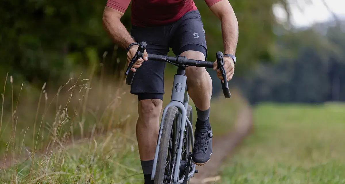 A cyclist rides on a gravel path, showing how many calories 10 minutes of cycling burns.