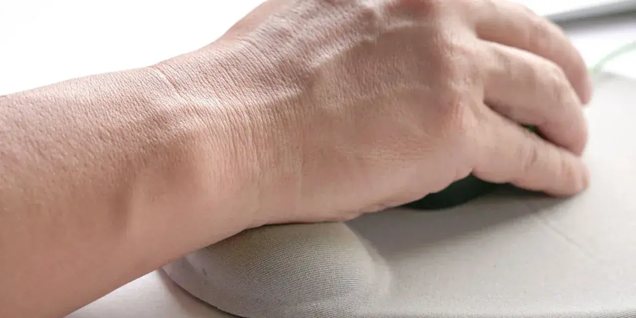 Ból nadgarstka od myszki? Ćwiczenia i ergonomia to Twój ratunek!