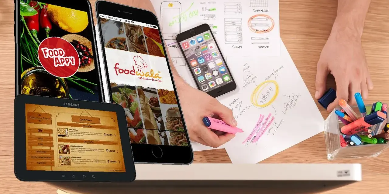 Diseño de apps para restaurantes: teléfonos y tabletas muestran menús y logos. Bocetos y marcadores sugieren planificación.