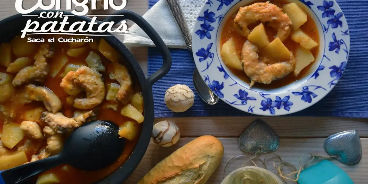 Congrio con patatas, un plato reconfortante servido en cazuela y plato decorado. Acompañado de pan y vino blanco.