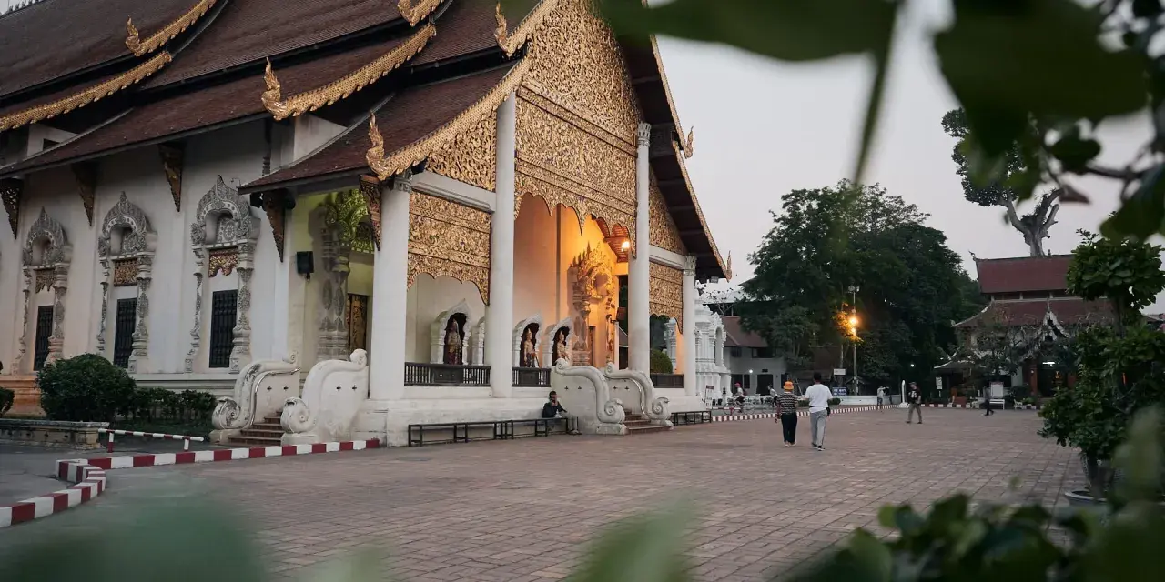Złote zdobienia świątyni w Chiang Mai, które warto zobaczyć. Piękna architektura i spokojna atmosfera.