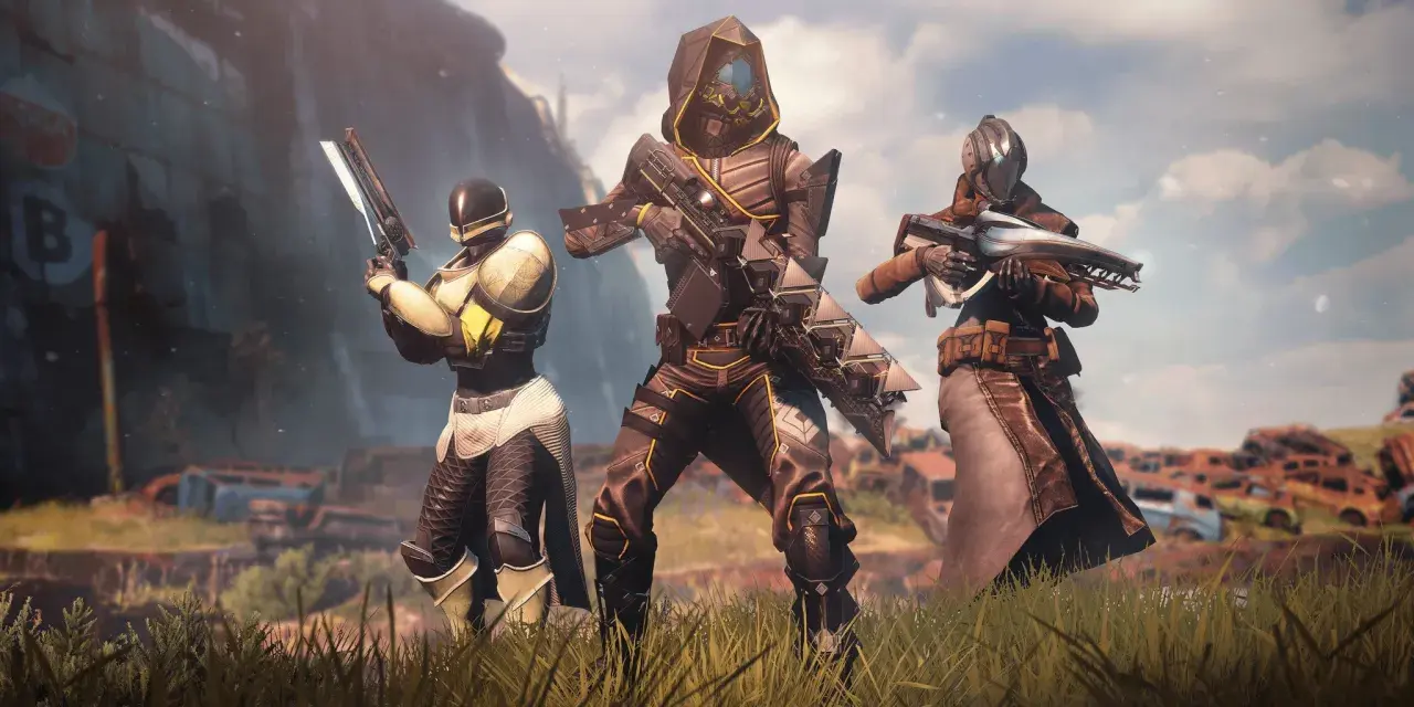Trzech strażników w zbrojach, gotowych do walki. Ich wspólne przeznaczenie łączy graczy dzięki Destiny 2 crossplay.