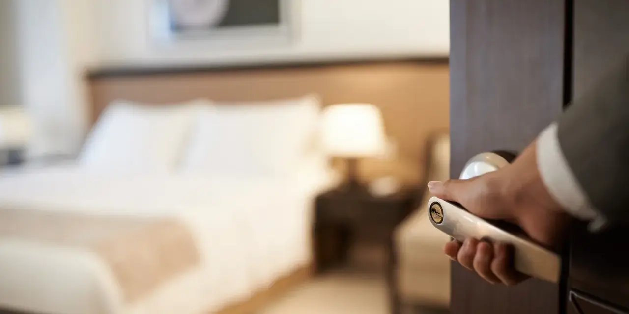 Czy można wynająć pokój w hotelu nie mając 18 lat? Oto zasady