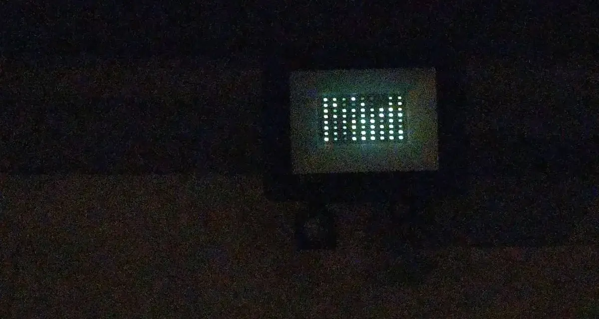 Lampa led z czujnikiem ruchu dyskretnie oświetla ciemność, tworząc delikatny blask.
