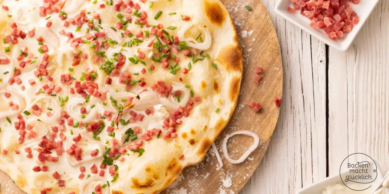 Flammkuchen mit Speck, Zwiebeln und Schnittlauch, frisch gebacken und bereit zum Genießen.