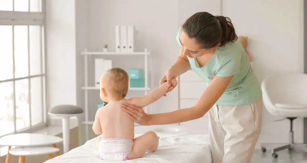 Kiedy z noworodkiem do fizjoterapeuty? Objawy, ryzyko i korzyści