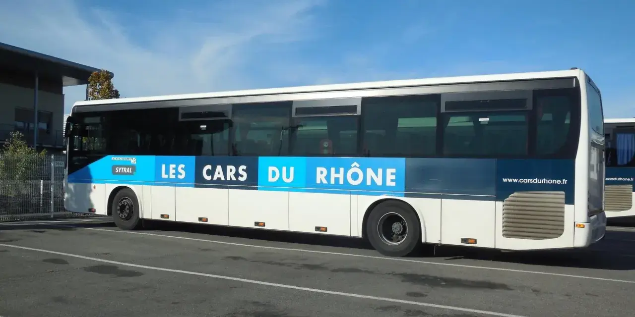 Un bus "Les Cars du Rhône" stationné, illustrant la réglementation transport interurbain de voyageurs.