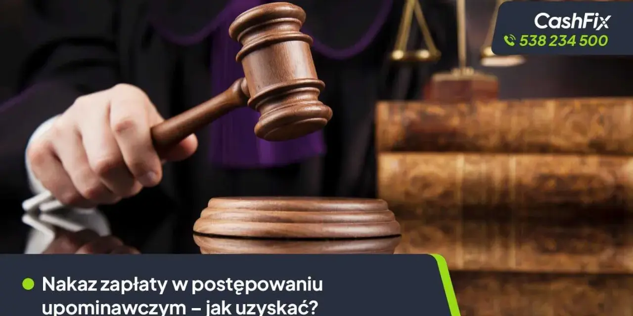 Sędzia uderza młotkiem, symbolizując wydanie nakazu zapłaty w postępowaniu upominawczym. Obok stos starych ksiąg prawnych i wagi sprawiedliwości.