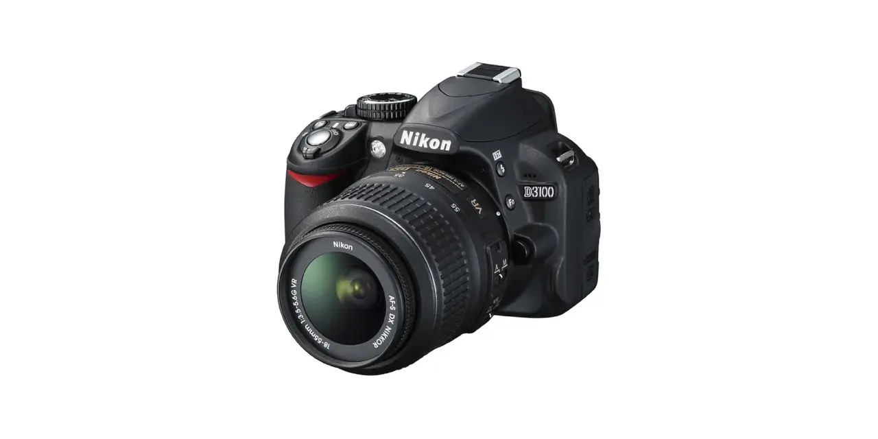 Czarny aparat fotograficzny Nikon D3100 z obiektywem 18-55mm. Idealny do uchwycenia wspomnień.
