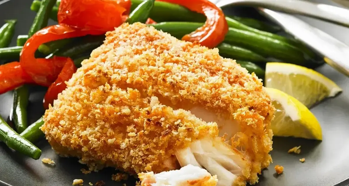 Chrupiący filet rybny w japońskiej panierce, podany z fasolką szparagową, papryką i cytryną.
