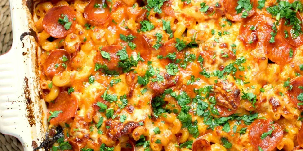 Zapiekanka makaronowa z serem, pepperoni i natką pietruszki w naczyniu żaroodpornym.