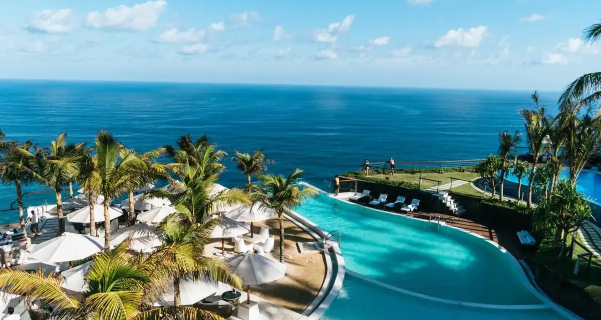 Rajski widok na ocean z basenem i palmami. Idealne miejsce na wakacje all inclusive soft.