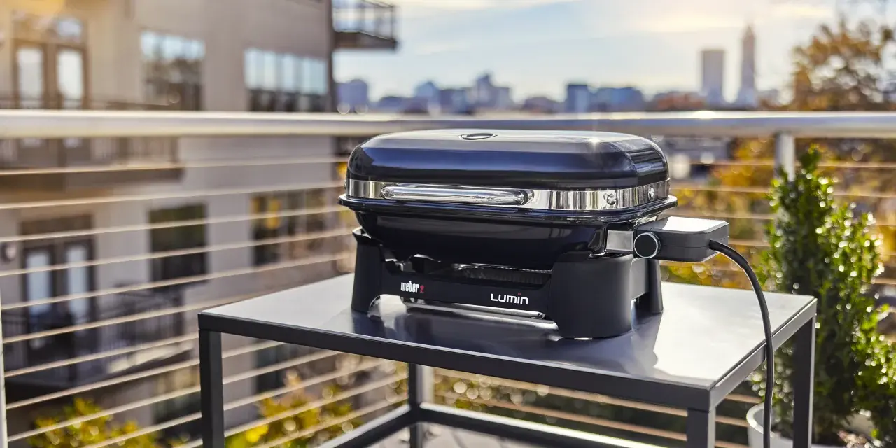 Elektryczny grill Weber Lumin na balkonie. Czy faktycznie jest zakaz używania grilli elektrycznych na balkonach w blokach?
