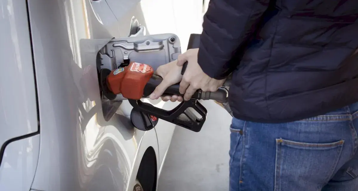 La pompa del diesel entra nel benzinaio, un errore comune che può causare danni al motore.