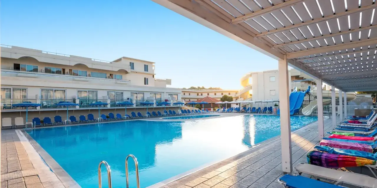 Basen z leżakami i zjeżdżalniami w Delfinia Resort. Wiele pozytywnych delfinia resort opinie potwierdza, że to idealne miejsce na wakacje.