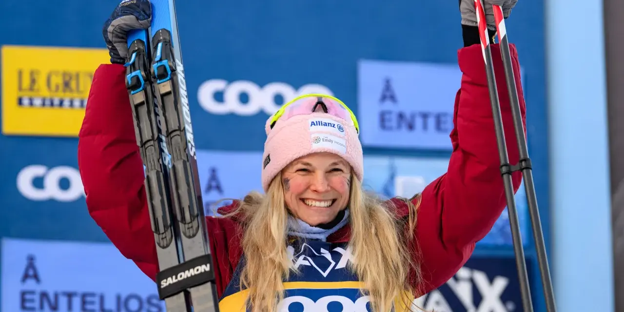 Uśmiechnięta narciarka z nartami w górze, świętuje sukces w biegach narciarskich. Klasyfikacja generalna FIS Cross Country World Cup.