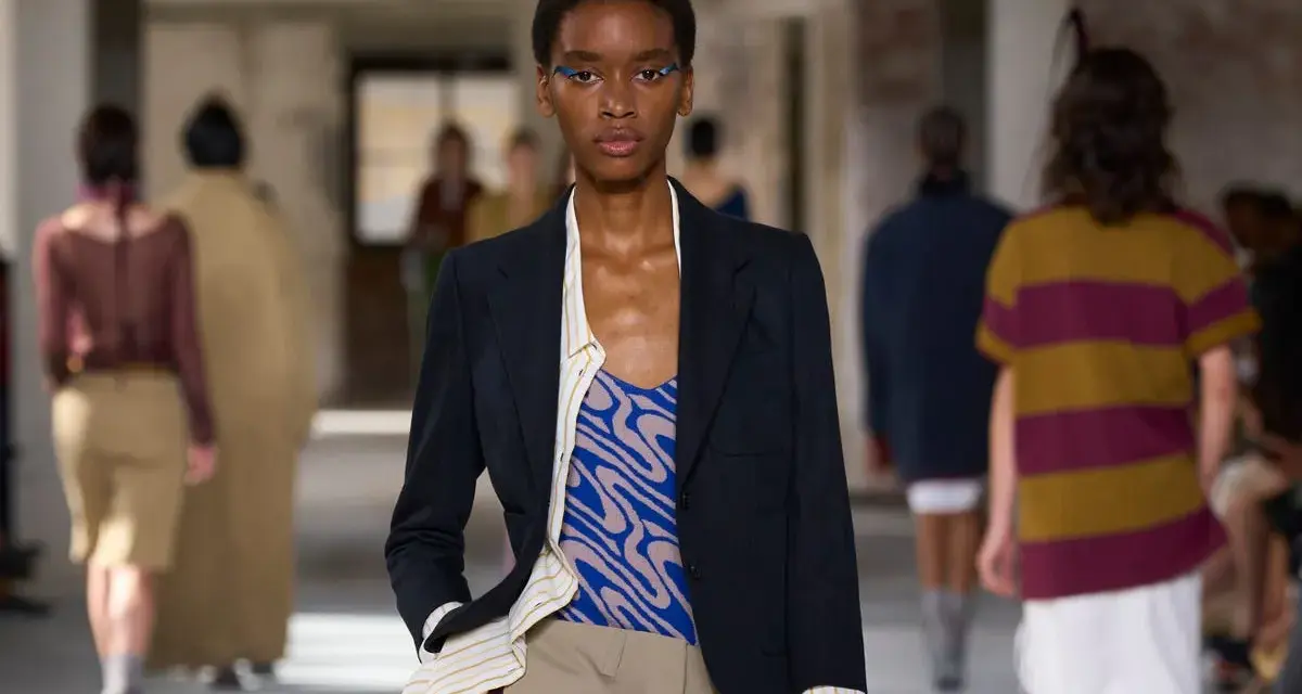 Modella con pantaloni chino, un capo versatile che definisce uno stile casual-chic.