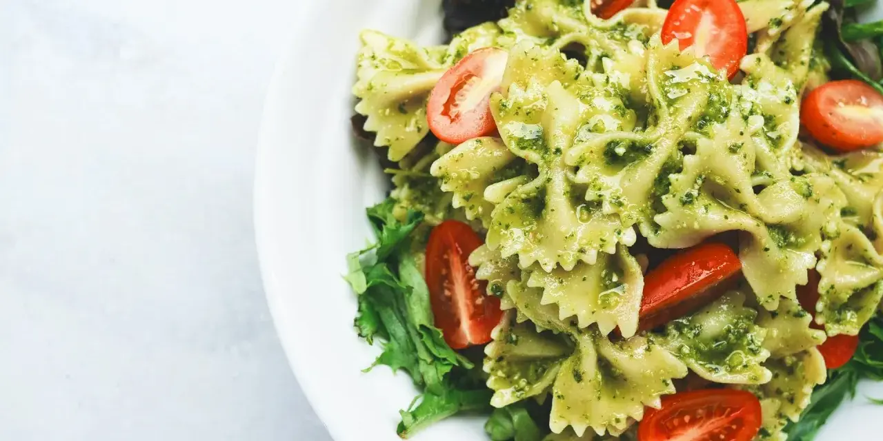 Pyszny makaron farfalle w sosie pesto z pomidorkami koktajlowymi. Czy to makaron proteinowy a zwykły? Wygląda apetycznie!