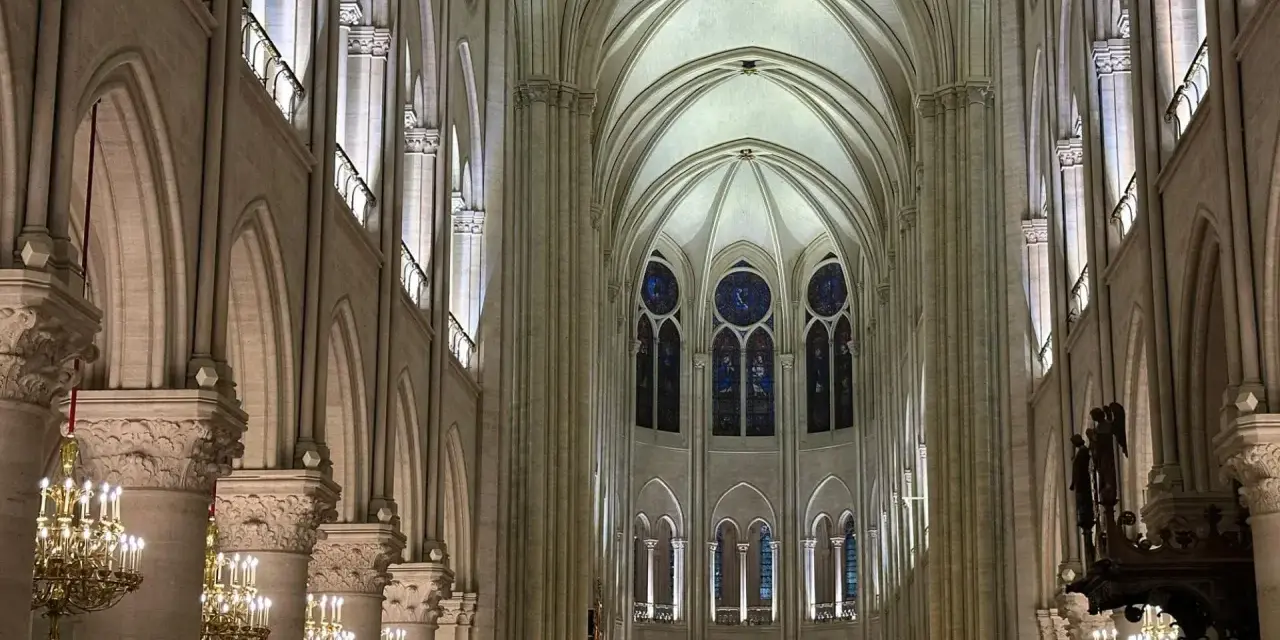 Interior de Notre Dame, con sus impresionantes arcos góticos, vitrales y candelabros dorados. Las **entradas Notre Dame** se abren a este majestuoso espacio.